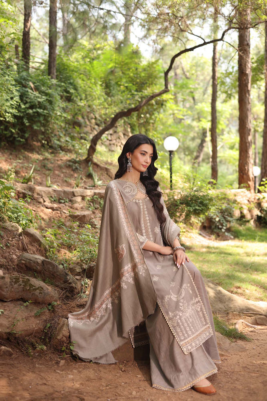 Winter Shawl 2024 Suzaankari by Saadia Aasad | D7