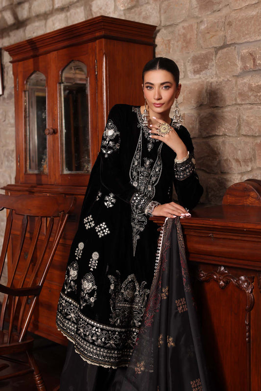 Winter Shawl 2024 Suzaankari by Saadia Aasad | D12